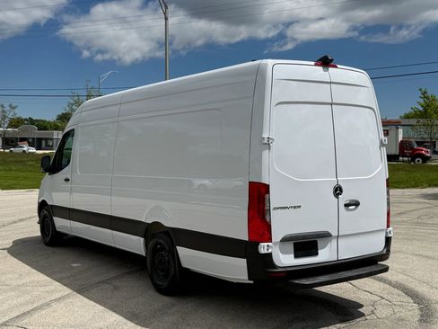 Used 2021 Mercedes-Benz Sprinter 2500 image 4