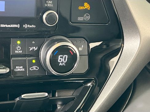 Used 2022 Toyota Highlander XLE image 19