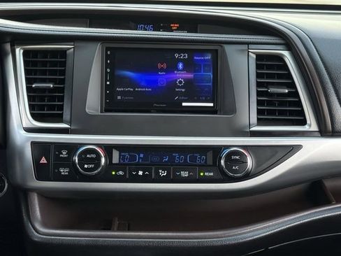 Used 2018 Toyota Highlander XLE FWD image 17