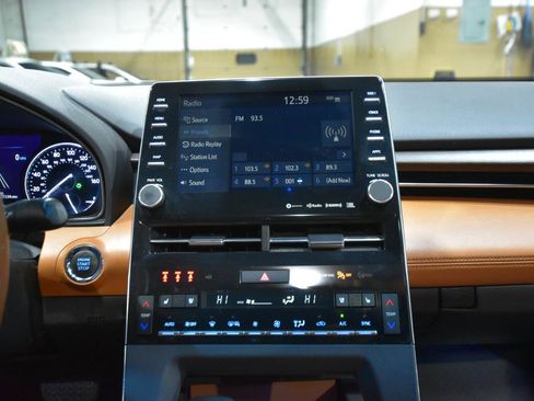 Used 2019 Toyota Avalon Limited image 22