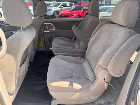 Used 2010 Toyota Sienna CE FWD image 10