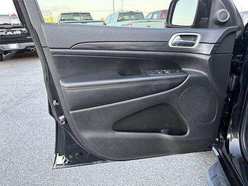 Used 2022 Jeep Grand Cherokee Laredo X AWD/4WD image 9