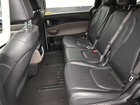 Used 2025 Kia Carnival FWD image 15
