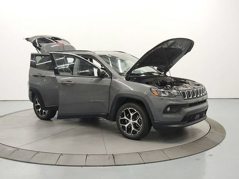 Used 2024 Jeep Compass Latitude AWD/4WD image 10