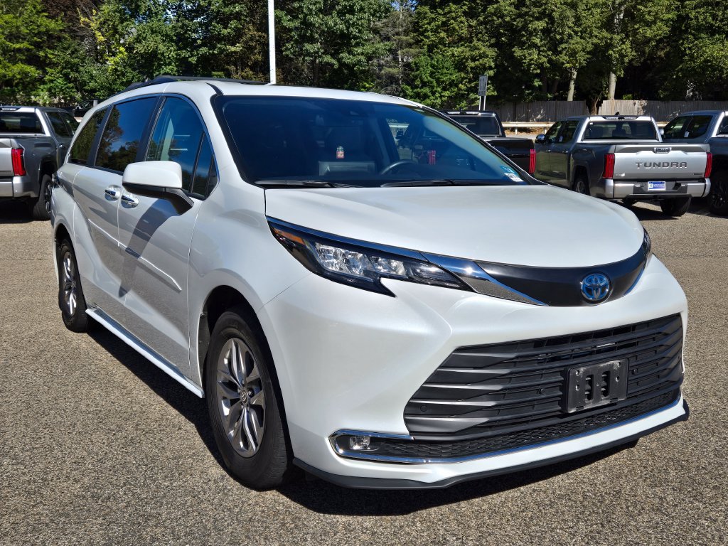 Used 2023 Toyota Sienna XLE AWD/4WD image 8