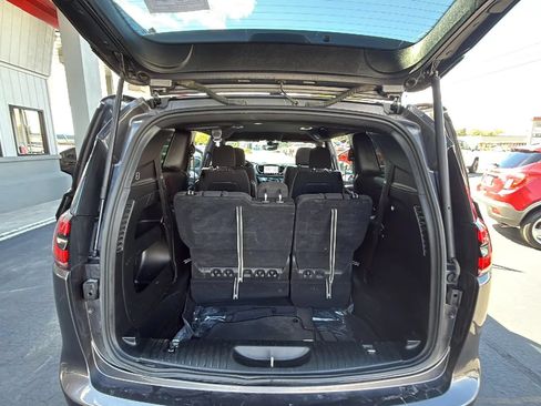 Used 2023 Chrysler Pacifica Touring FWD image 17