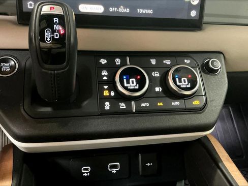 Used 2023 Land Rover Defender 130 X-Dynamic SE image 34