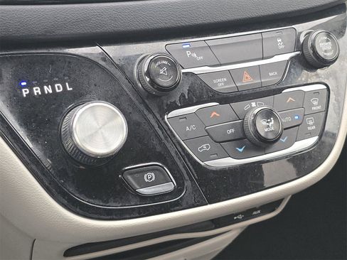 Used 2017 Chrysler Pacifica Touring-L image 29