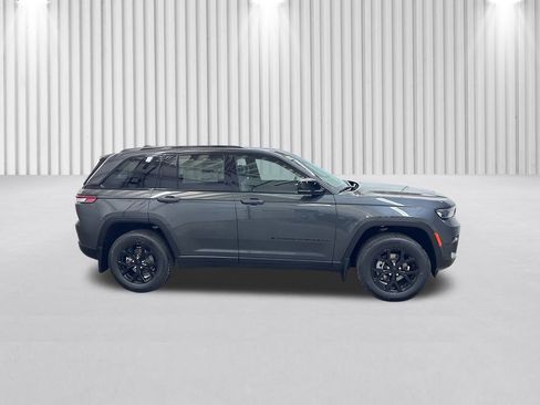 New 2025 Jeep Grand Cherokee Laredo image 3