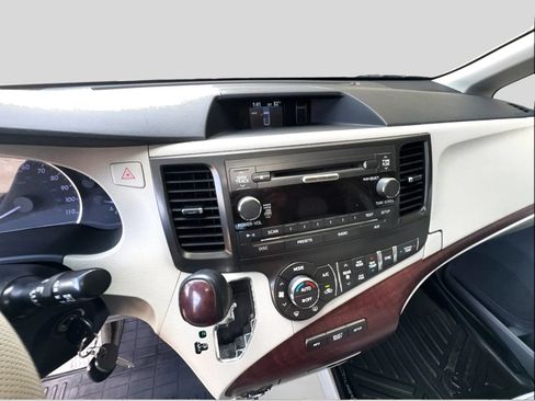 Used 2014 Toyota Sienna XLE FWD image 22