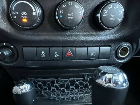 Used 2015 Jeep Wrangler Unlimited Rubicon AWD/4WD image 33