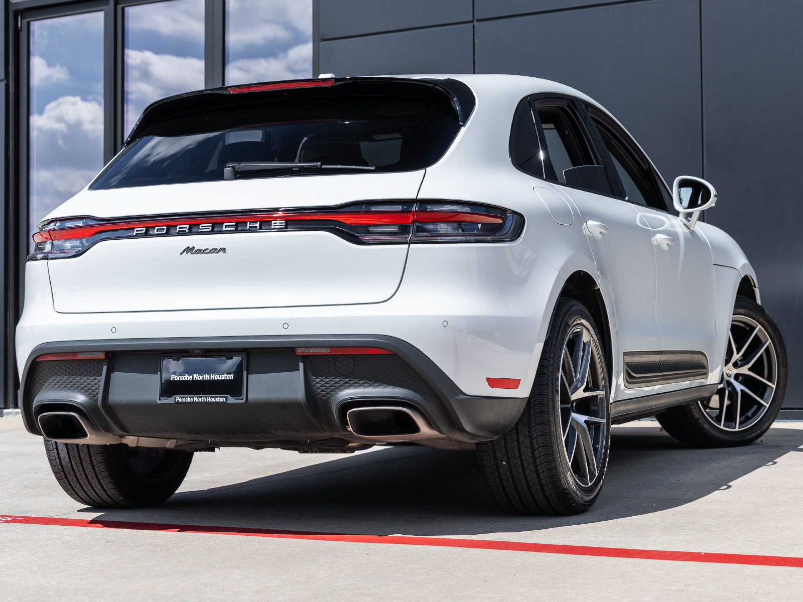 Certified 2024 Porsche Macan AWD/4WD image 11