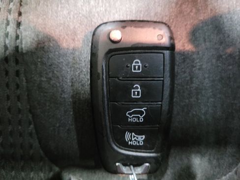 Used 2019 Hyundai Santa Fe SE image 32