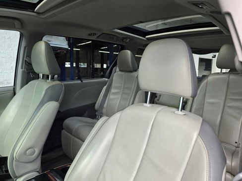 Used 2014 Toyota Sienna Limited image 23