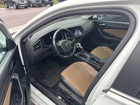 Used 2019 Volkswagen Jetta SEL Premium image 2