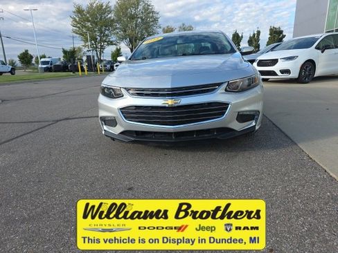 Used 2018 Chevrolet Malibu LT image 2