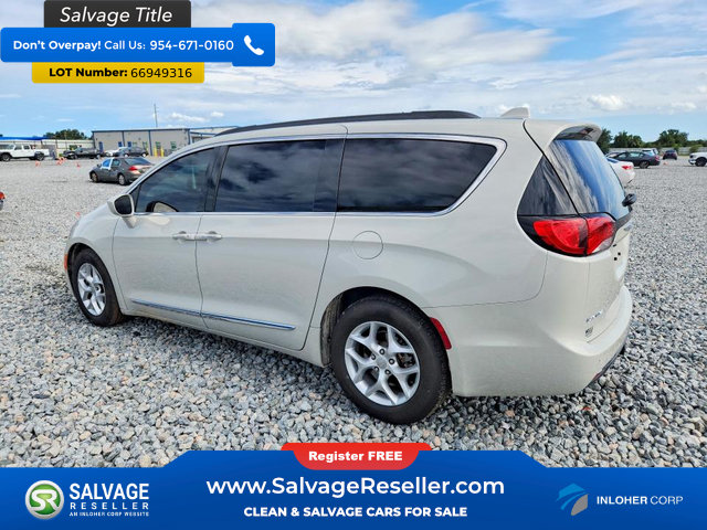 Used 2017 Chrysler Pacifica Touring-L FWD image 3
