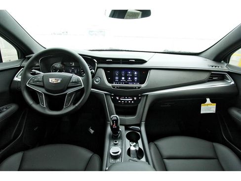 New 2025 Cadillac XT5 Luxury image 9