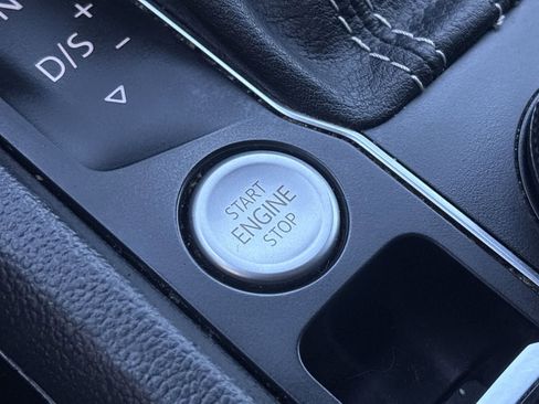 Used 2022 Volkswagen Atlas Cross Sport SE image 34