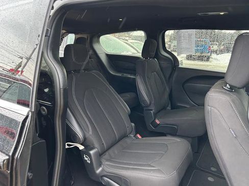 Used 2024 Chrysler Pacifica Touring image 21
