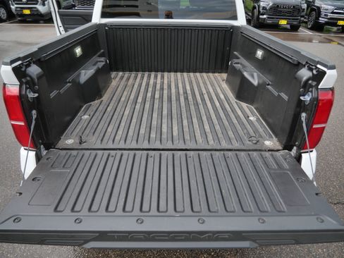 Certified 2025 Toyota Tacoma SR5 AWD/4WD image 19