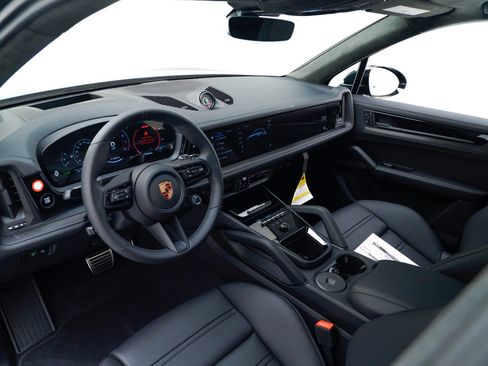 New 2026 Porsche Cayenne GTS image 4