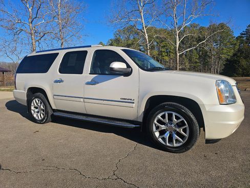 Used 2014 GMC Yukon XL Denali image 3