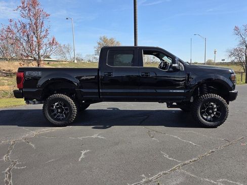 Used 2022 Ford F250 Lariat w/ Black Appearance Package image 12