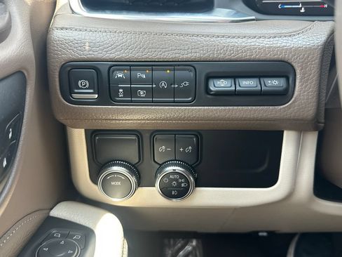 Used 2022 GMC Yukon Denali RWD image 30