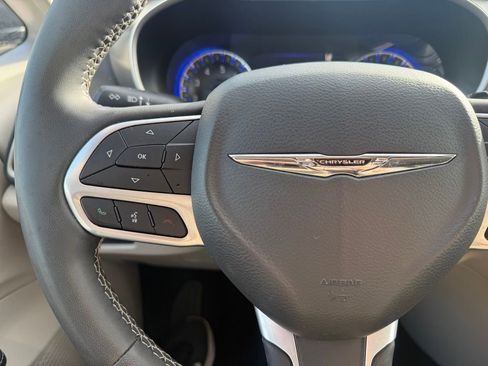 Used 2023 Chrysler Pacifica Touring-L image 11