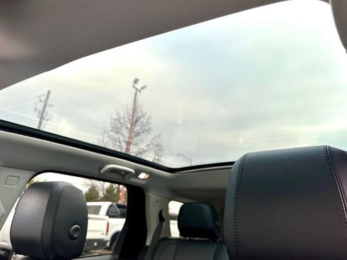 Used 2018 Land Rover Discovery Sport HSE image 28