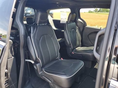 Used 2026 Chrysler Pacifica Limited FWD image 23