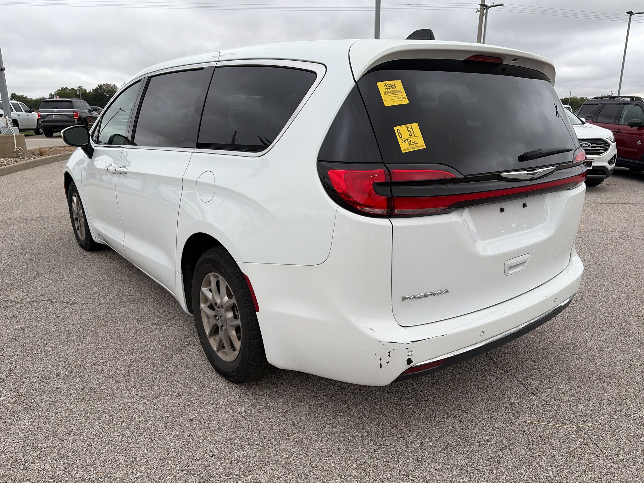 Used 2023 Chrysler Pacifica Touring FWD image 5