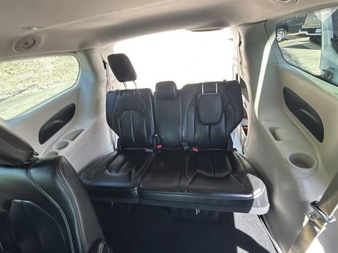 Used 2023 Chrysler Pacifica Touring-L FWD image 26