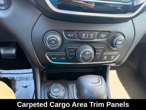 Used 2019 Jeep Cherokee Limited w/ Luxury Group AWD/4WD image 16