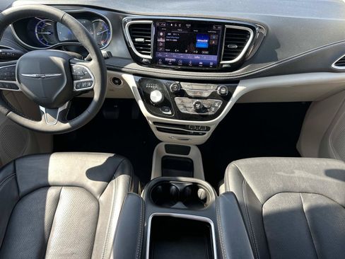 Used 2022 Chrysler Pacifica Touring-L FWD image 13