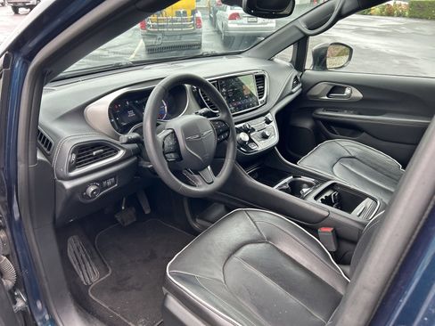 Used 2024 Chrysler Pacifica Premium image 14