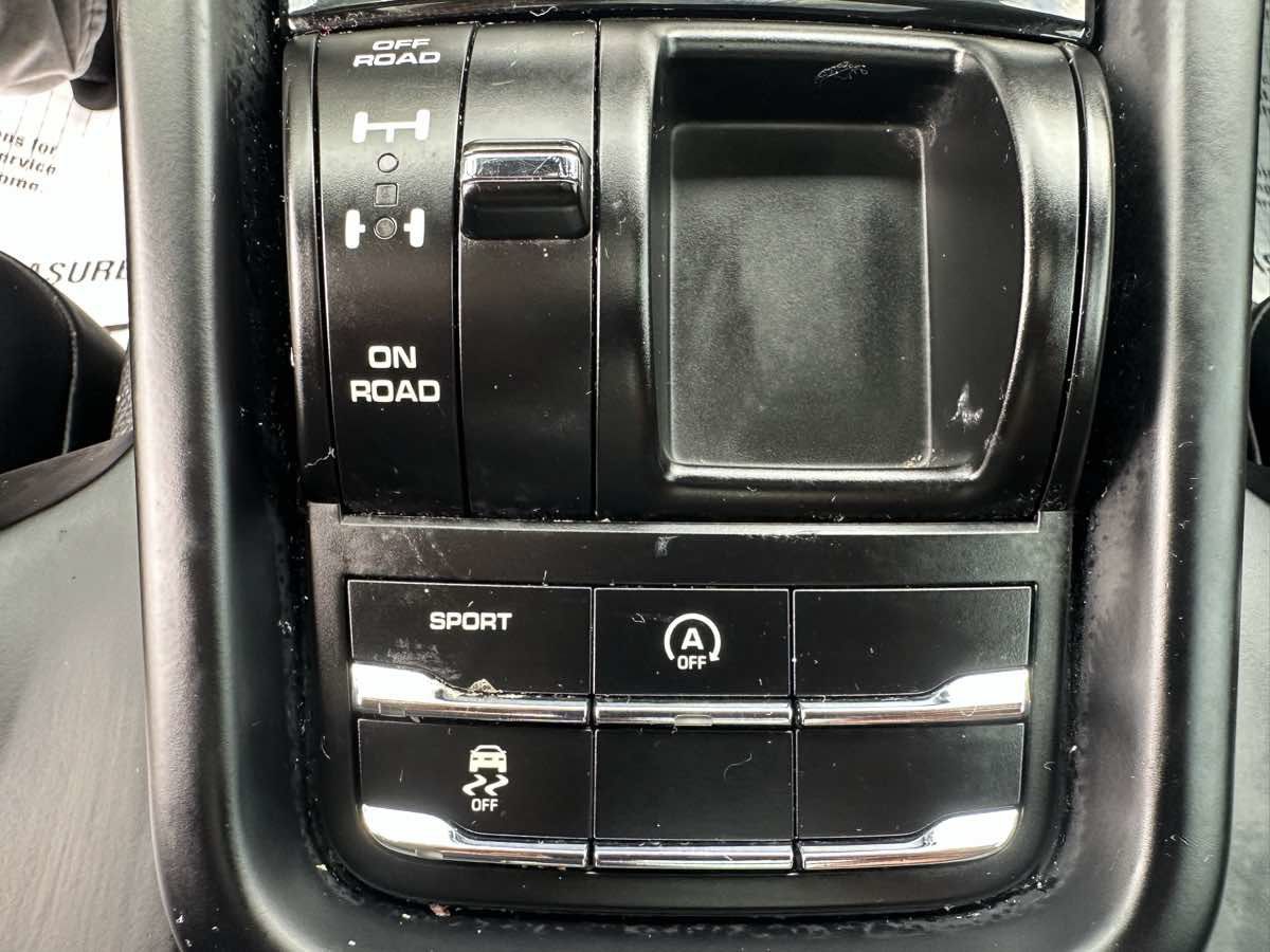 Used 2017 Porsche Cayenne AWD/4WD image 22