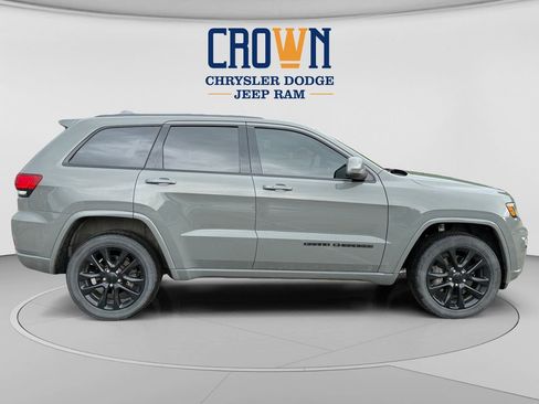 Used 2021 Jeep Grand Cherokee Laredo X AWD/4WD image 2