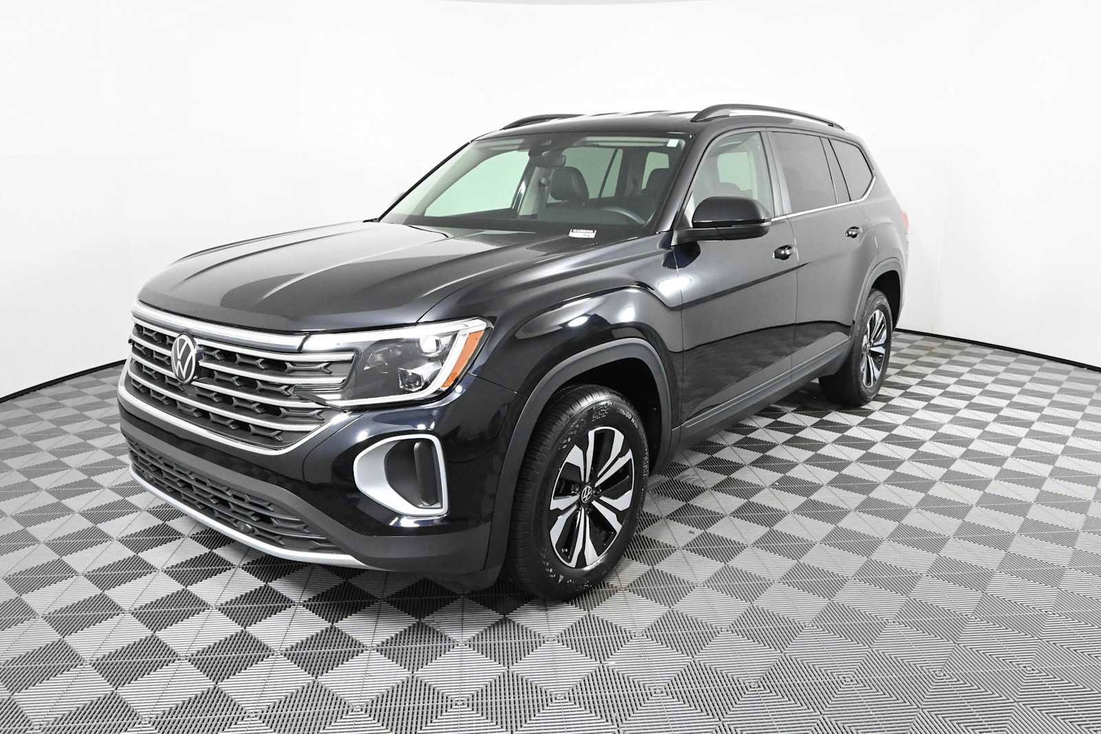Certified 2024 Volkswagen Atlas SE FWD image 2
