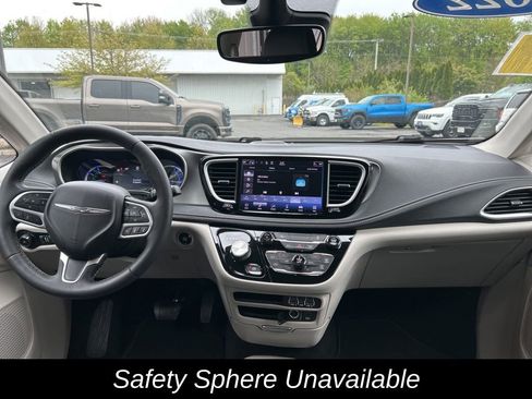 Used 2022 Chrysler Pacifica Touring-L FWD image 17