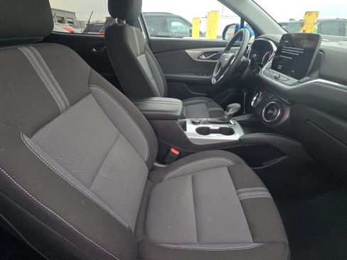 Used 2025 Chevrolet Blazer LT image 2