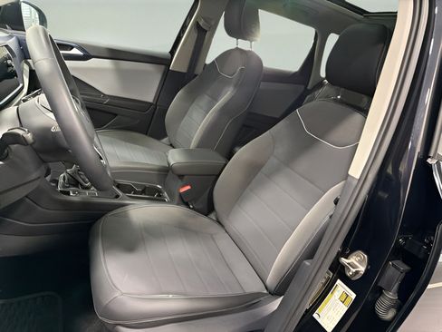 Used 2023 Volkswagen Taos SE w/ Panoramic Sunroof Package FWD image 11