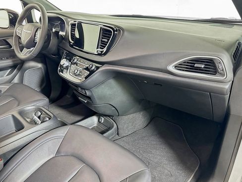 Used 2025 Chrysler Pacifica Select image 29