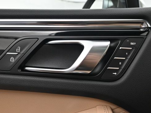 Used 2026 Porsche Macan AWD/4WD image 18