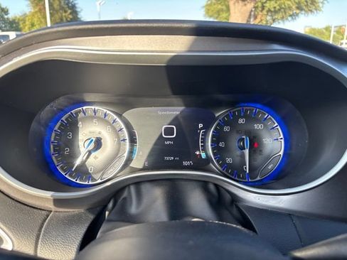 Used 2024 Chrysler Pacifica Touring-L FWD image 17