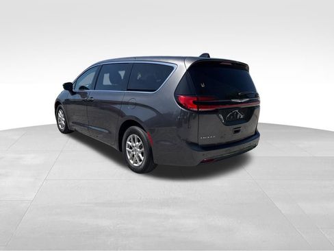Used 2023 Chrysler Pacifica Touring-L FWD image 16