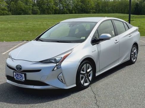 Used 2017 Toyota Prius Three Touring FWD image 4