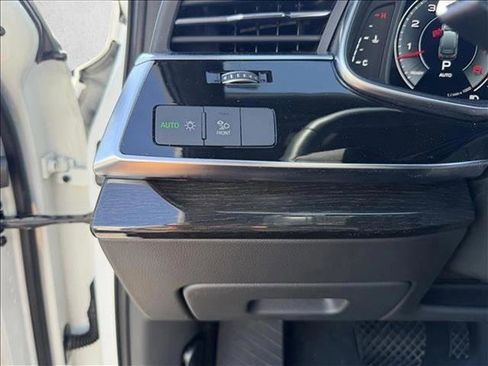Used 2025 Audi Q7 3.0T Premium Plus image 12