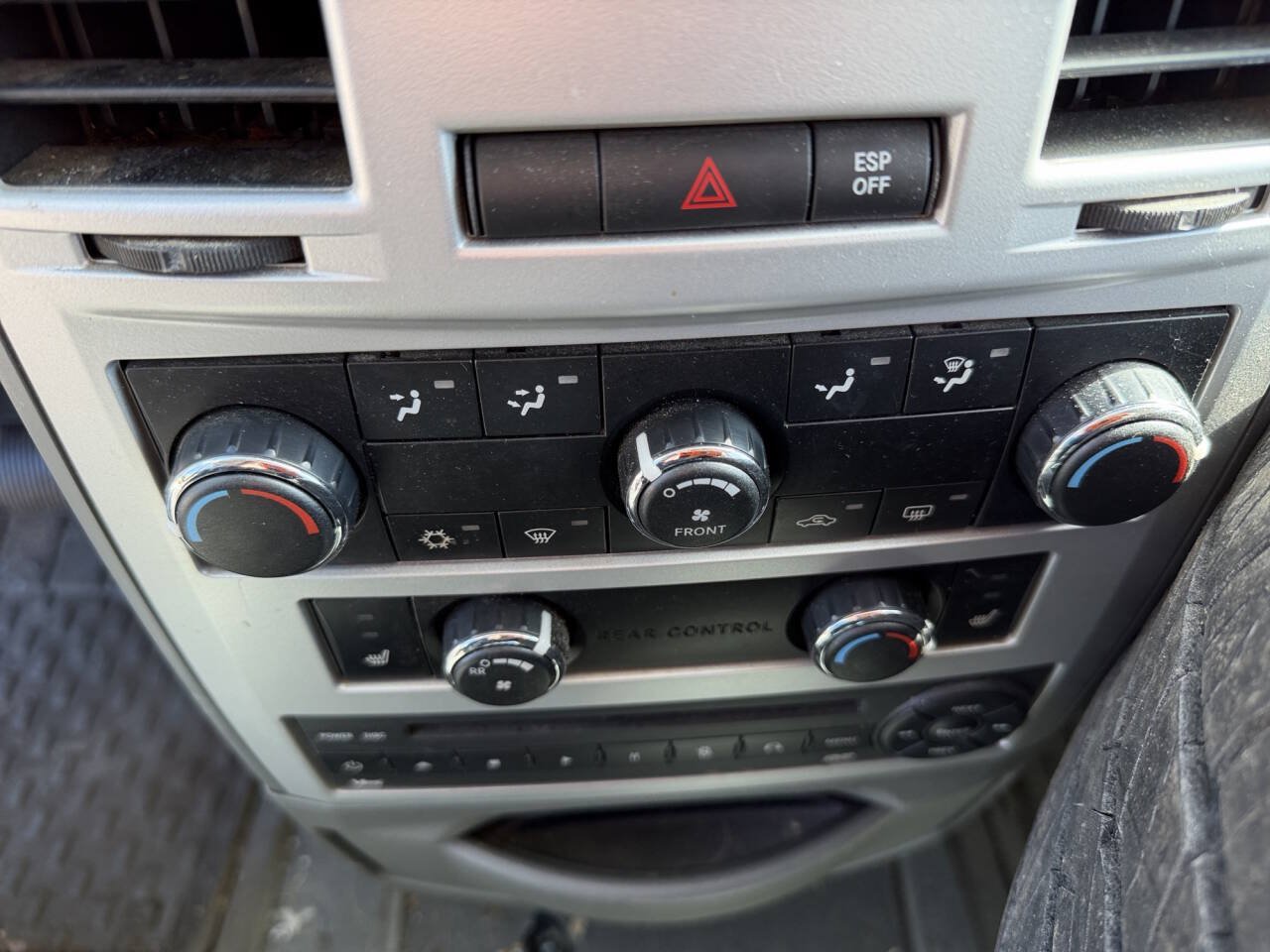 Used 2009 Chrysler Town & Country Touring FWD image 33